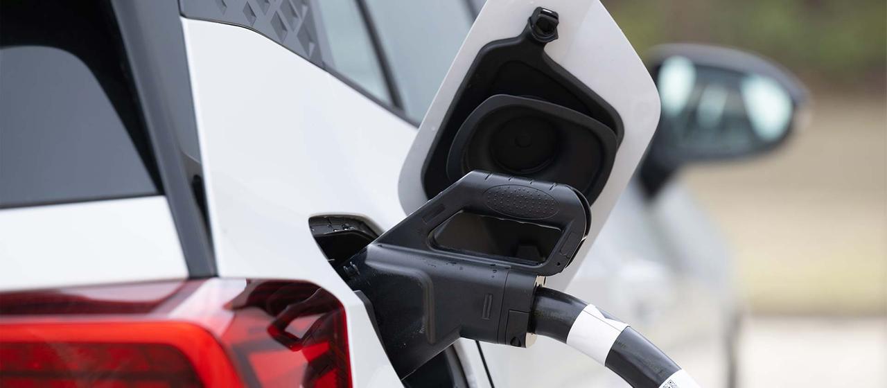 Coche eléctrico en una estación de carga.