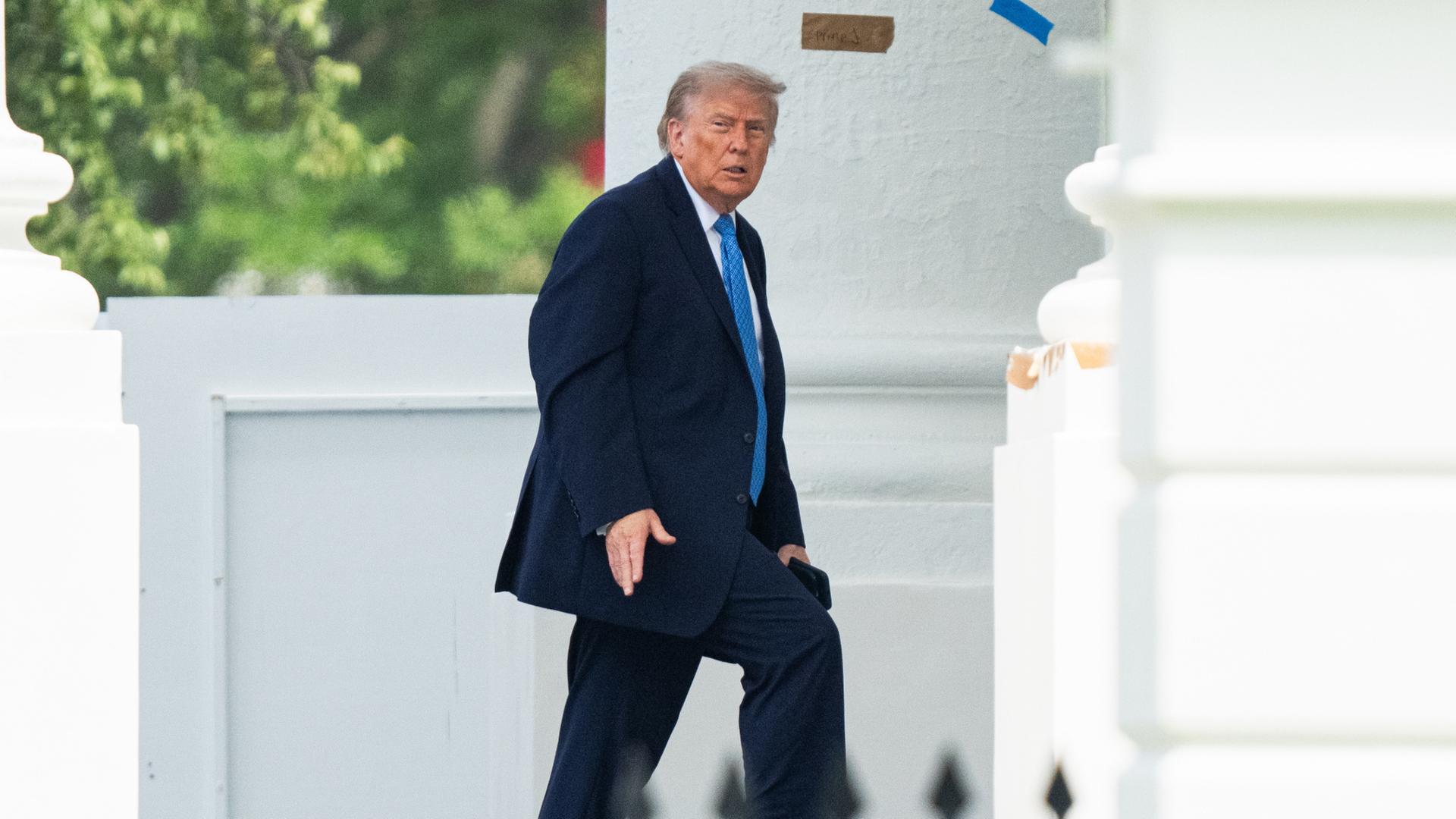 US-Präsident Donald Trump trifft am Weißen Haus in Washington, D.C., ein. | EPA