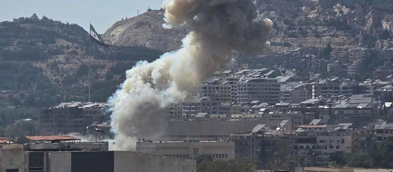 Rauch steigt über Damaskus in Syrien auf. | dpa Rauch steigt über Damaskus in Syrien auf.