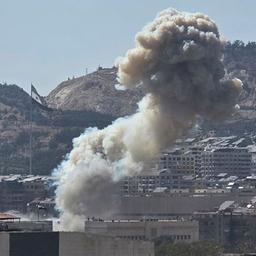 Rauch steigt über Damaskus in Syrien auf.