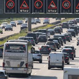 Fahrzeuge stehen auf der Bundesautobahn A8 im Stau.