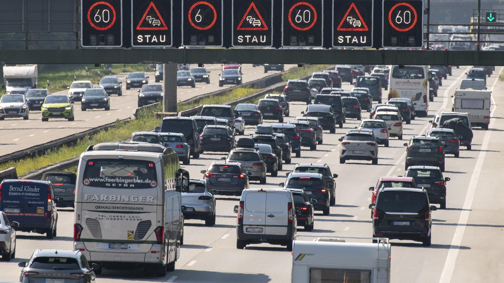Fahrzeuge stehen auf der Bundesautobahn A8 im Stau. | dpa