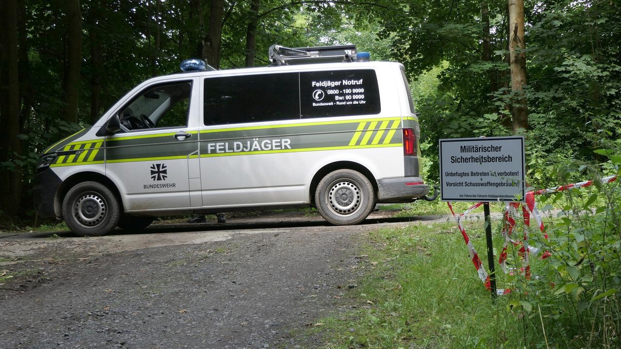 Nach Hubschrauber-Absturz bei Grimma: 200 Helfer suchen nach Vermisstem