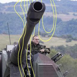 Pistorius auf einer Panzerhaubitze 2000