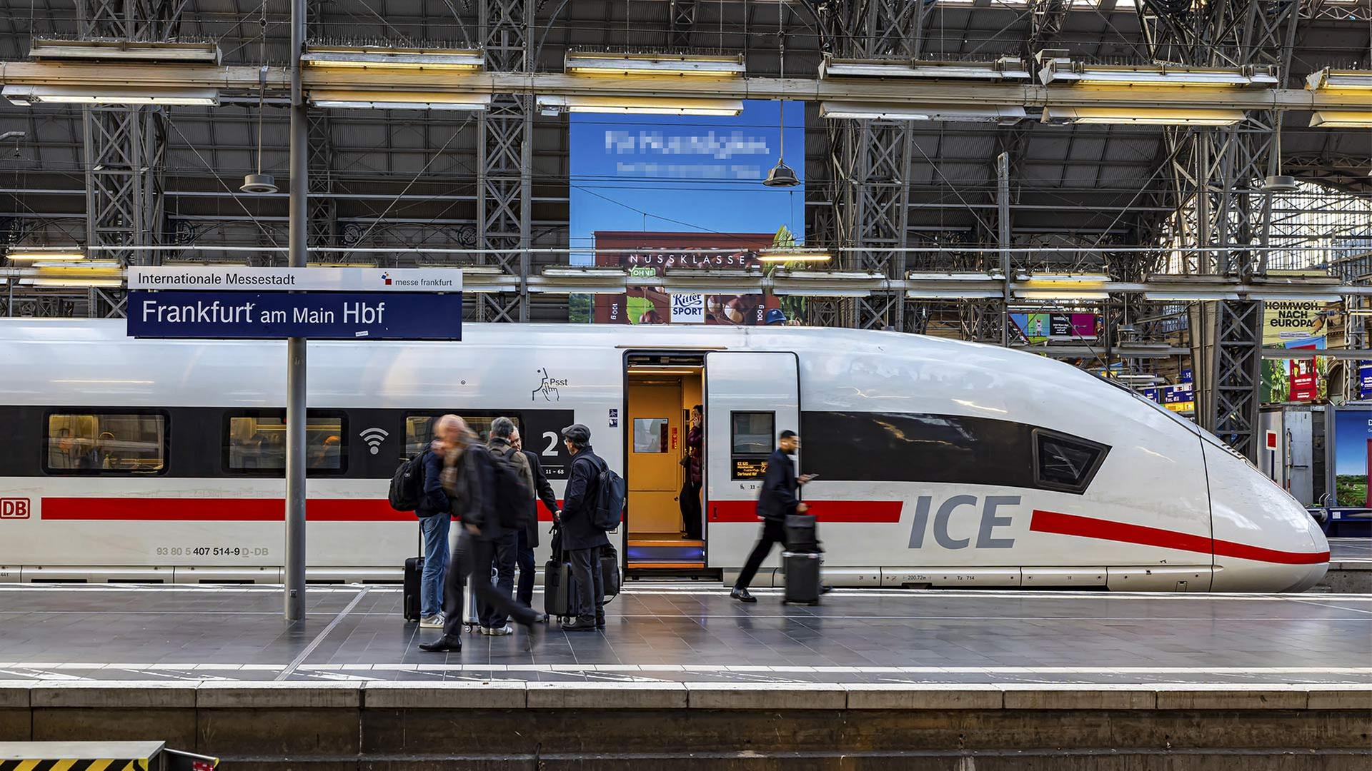 Bahnreisende am Bahnsteig vor einem ICE der Deutschen Bahn. | picture alliance / imageBROKER