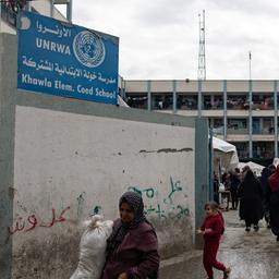 Menschen vor einer Schule in Rafah im Gazastreifen