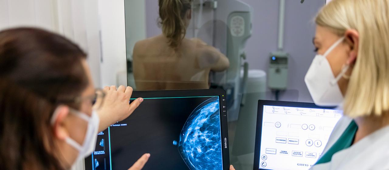 Medizinisches Personal untersucht mit einer Mammografie die Brust einer Frau auf Brustkrebs