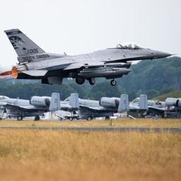 Ein F-16 Kampfflugzeug der US Air Force startet 