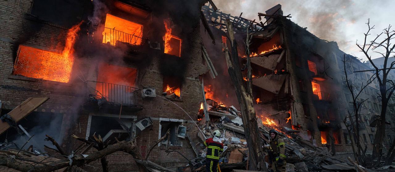 Ein Gebäude in der Ukraine steht nach einem russischen Angriff in Flammen.