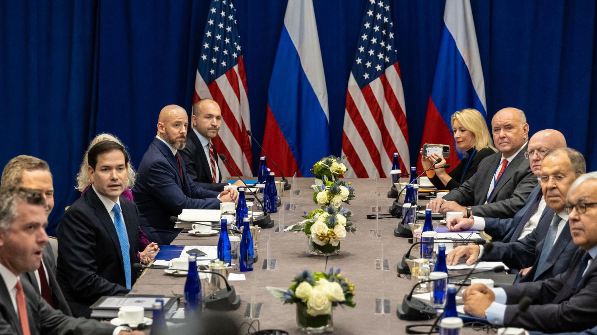 US-Außenminister Marco Rubio, Mitte links, trifft sich mit dem russischen Außenminister Sergej Lawrow, Mitte rechts, in New York. | AFP