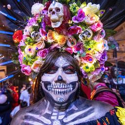 Eine kostümierte Person nimmt am  Karneval von Los Agüizotes in Masaya, Nicaragua, teil.