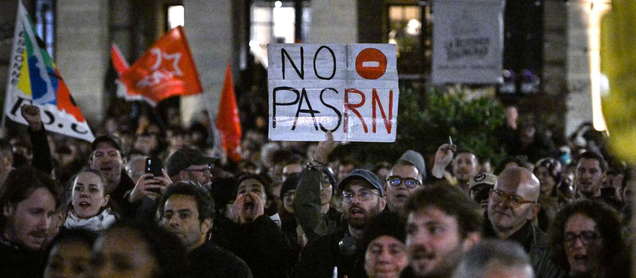 Zahlreiche Menschen protestieren in der französischen Hauptstadt Paris.