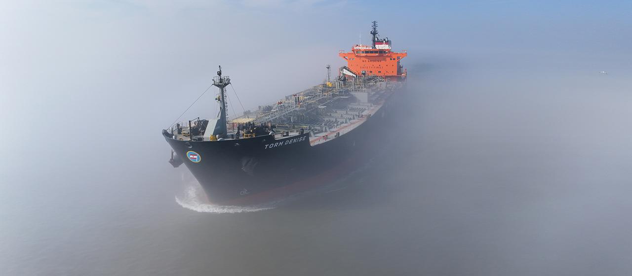 Der Öltanker „Torm Denise“ im Nebel, während er sich am 4.3.2026 dem Chemiehafen von Antwerpen in der Nähe von Hansweert in den Niederlanden nähert.