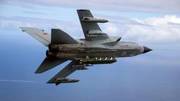 Ein Taurus-Marschflugkörper an einem Tornado-Kampfjet