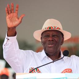 Alassane Ouattara gestikuliert während einer Rede.