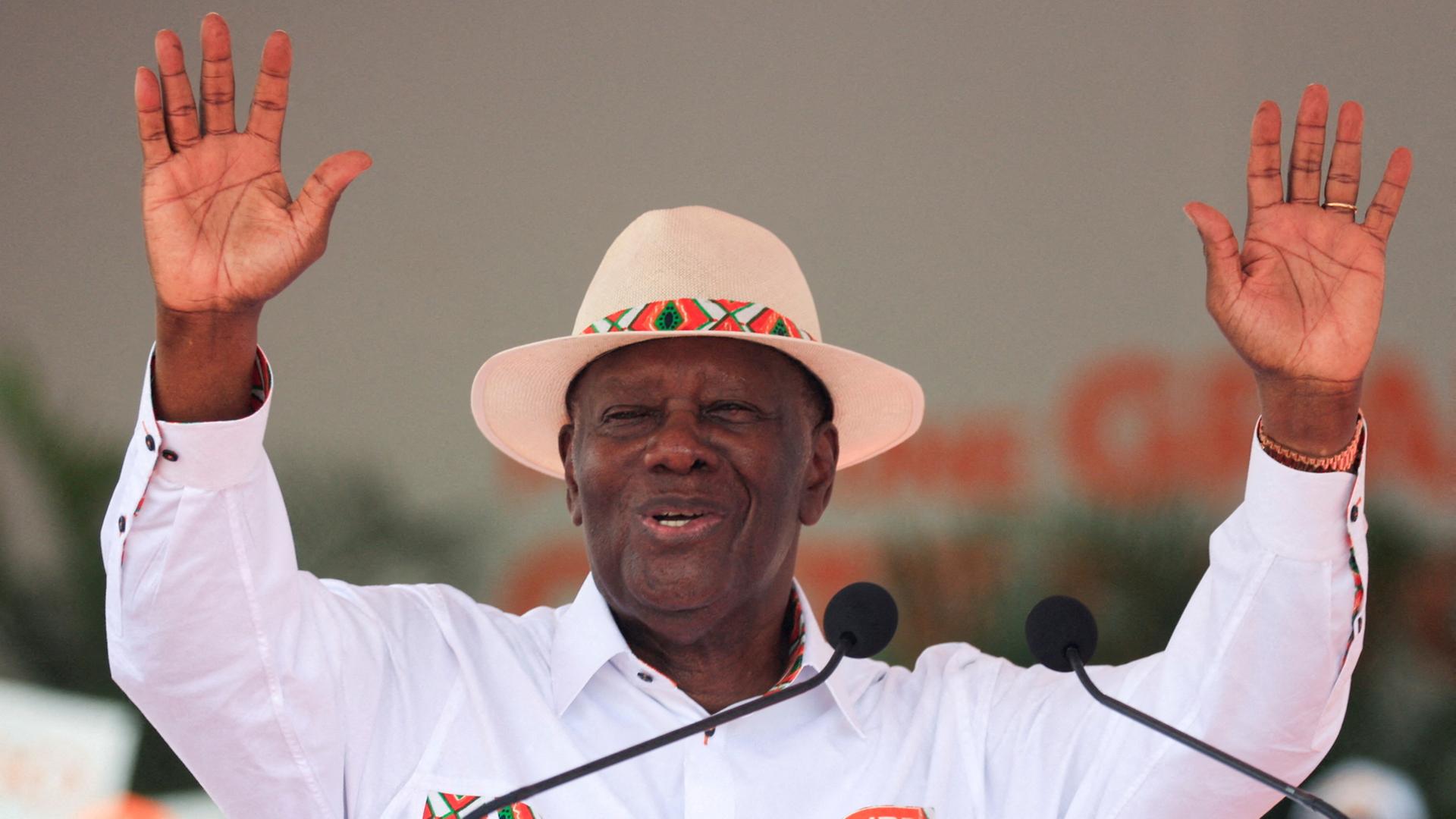 Alassane Ouattara gestikuliert während einer Rede. | REUTERS