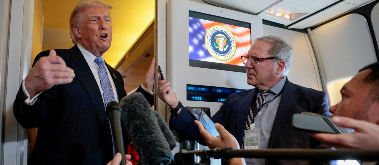 Präsident Trump spricht mit Journalisten.