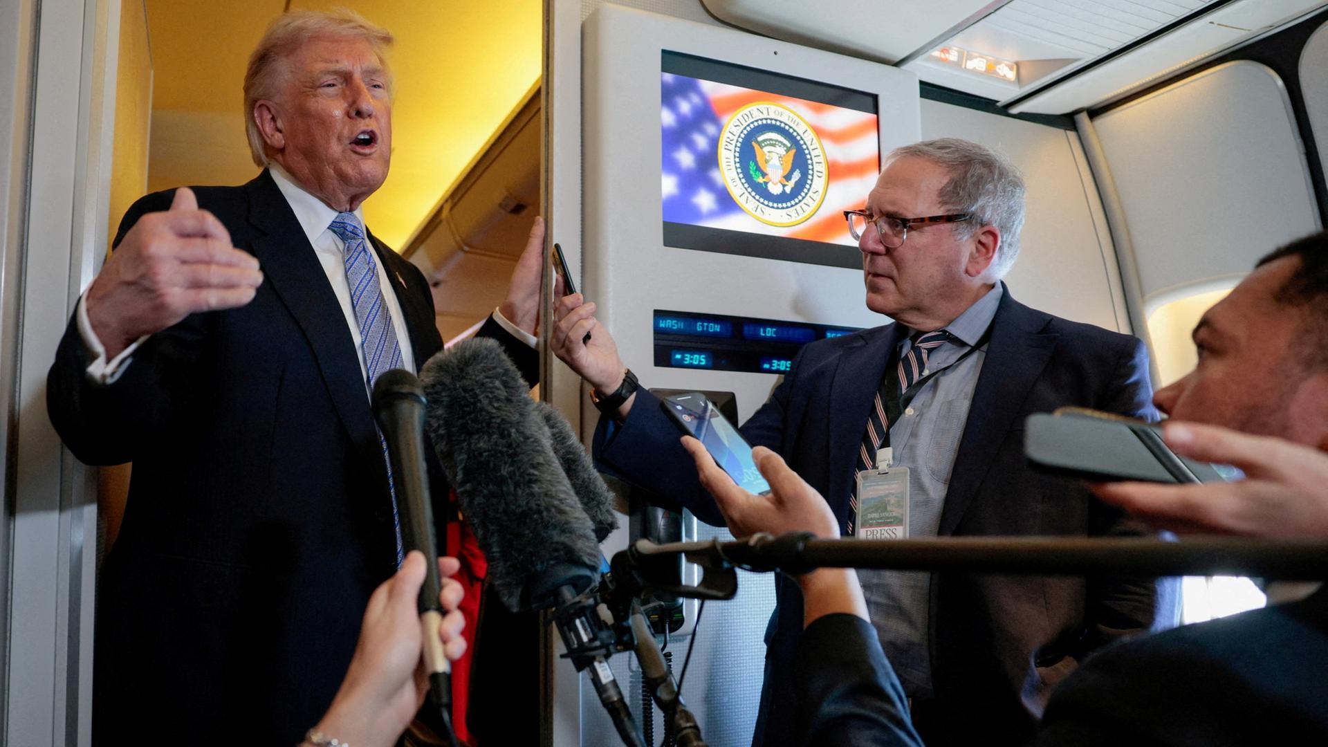 Präsident Trump spricht mit Journalisten. | REUTERS