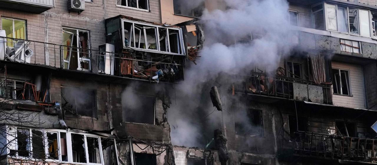 Rauch steigt aus einem stark beschädigten Haus in Kiew.