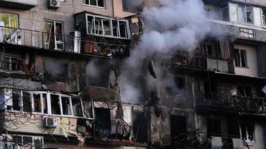 Rauch steigt aus einem stark beschädigten Haus in Kiew.