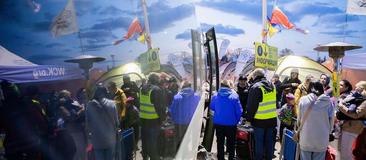Geflüchtete steigen am Grenzübergang Medyka kurz hinter der ukrainischen Grenze auf polnischer Seite in einen Bus.