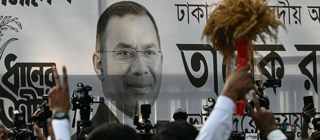 Plakat der Bangladesh Nationalist Party (BNP) mit Tarique Rahman, vor dem Parteibüro in Dhaka.