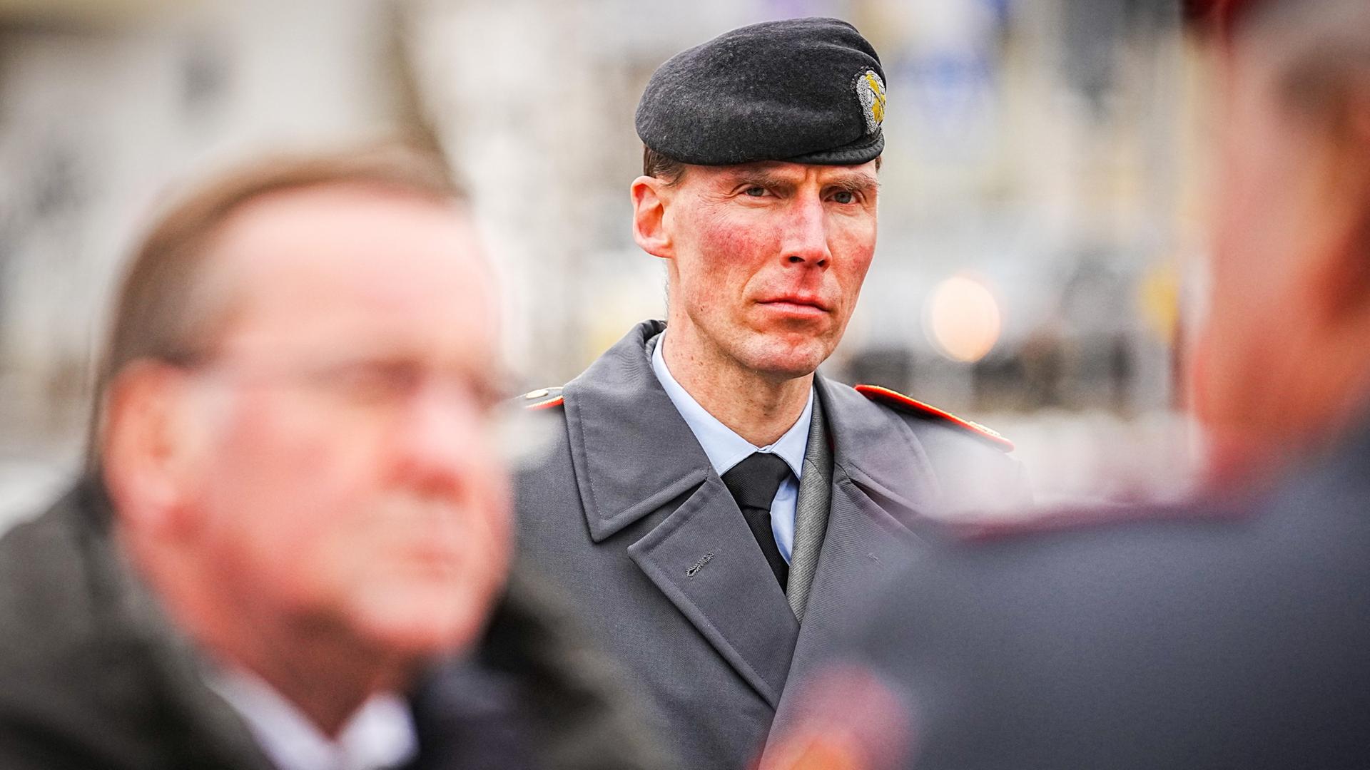 Hinter Boris Pistorius (SPD, l), Bundesminister der Verteidigung, steht Brigadegeneral Christian Freuding, bisher Leiter Sonderstab Ukraine (Archivbild). | dpa