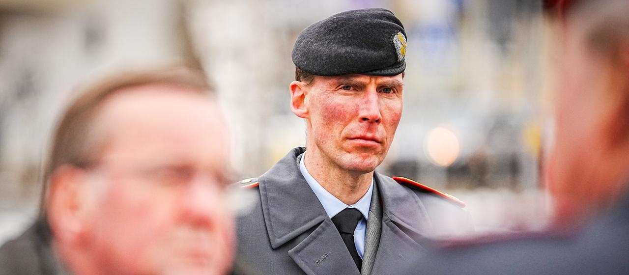 Hinter Boris Pistorius (SPD, l), Bundesminister der Verteidigung, steht Brigadegeneral Christian Freuding, bisher Leiter Sonderstab Ukraine (Archivbild).