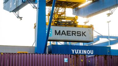 Maersk-Container im Duisburger Hafen
