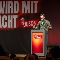 Philipp Türmer spricht beim Juso-Bundeskongress in Mannheim