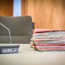 Akten eines Gerichtsprozesses liegen auf dem Tisch