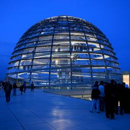 Menschen stehen vor der gläsernen Kuppel auf dem Dach des Bundestages