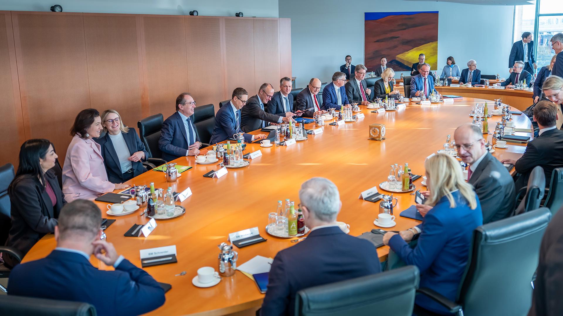 Das Bundeskabinett kommt unter Vorsitz von Friedrich Merz  zu einer Sitzung im Bundeskanzleramt zusammen (Archivbild: 29.10.2025) | dpa