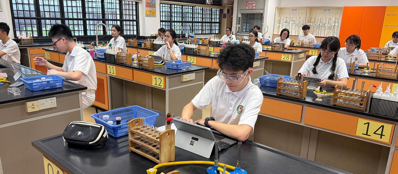 Schüler arbeiten in einem Schullabor mit Tablets.