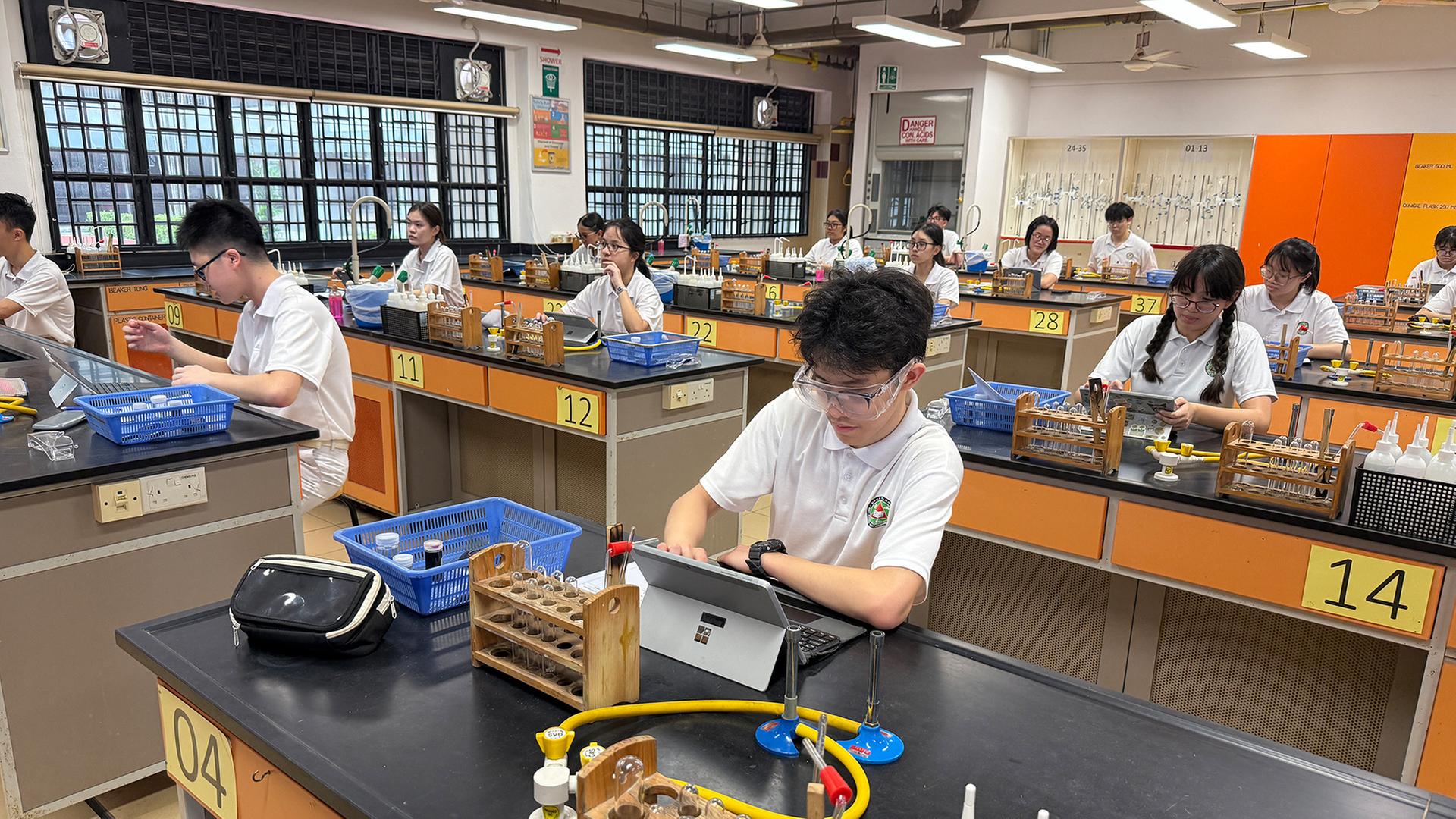 Schüler arbeiten in einem Schullabor mit Tablets. | ARD Studio Singapur