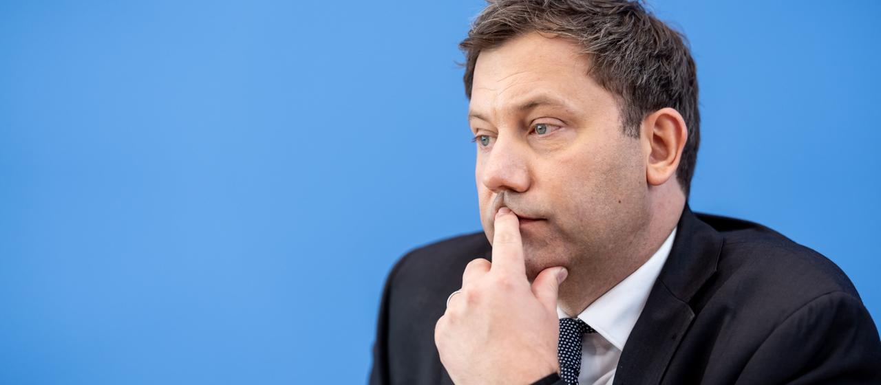 Lars Klingbeil auf einer Pressekonferenz