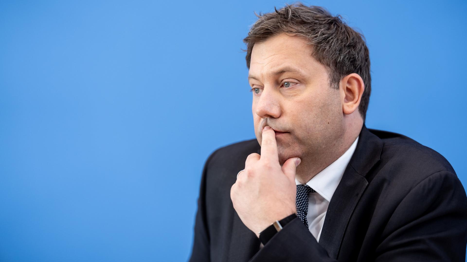 Lars Klingbeil auf einer Pressekonferenz | Michael Kappeler/dpa