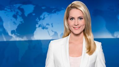 Judith Rakers steht im tagesschau-Studio