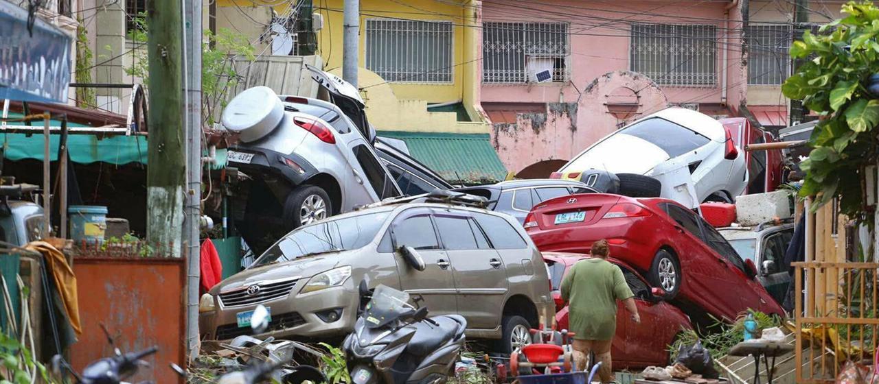 Nach den Überschwemmungen durch den Taifun Kalmaegi liegen in der Stadt Cebu im Zentrum der Philippinen Fahrzeuge aufeinandergetürmt. 