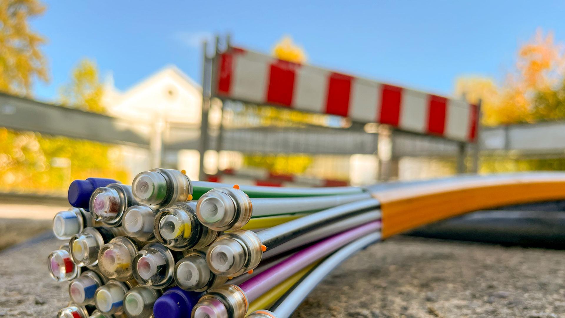Glasfaserkabel liegen in einem Baustellengraben | SR / Rebecca Wehrmann