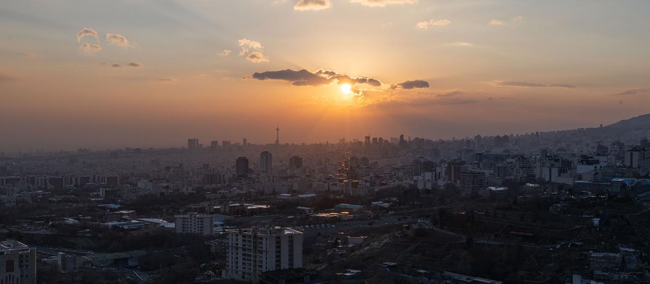 In der Metropole Teheran brechen Sonnenstrahlen durch ein paar Wolken (Archivbild). 
