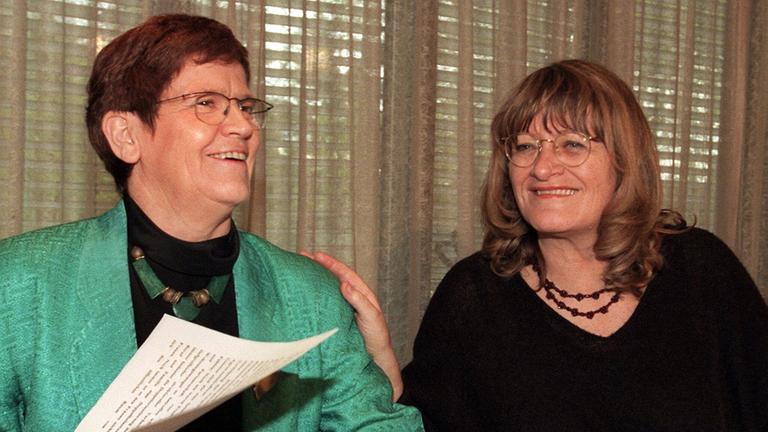Rita Süssmuth und Alice Schwarzer (Archivbild: 3.4.1998) | picture-alliance / dpa Rita Süssmuth und Alice Schwarzer (Archivbild: 3.4.1998)