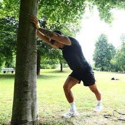 Ein Mann dehnt sich beim Outdoor-Training.