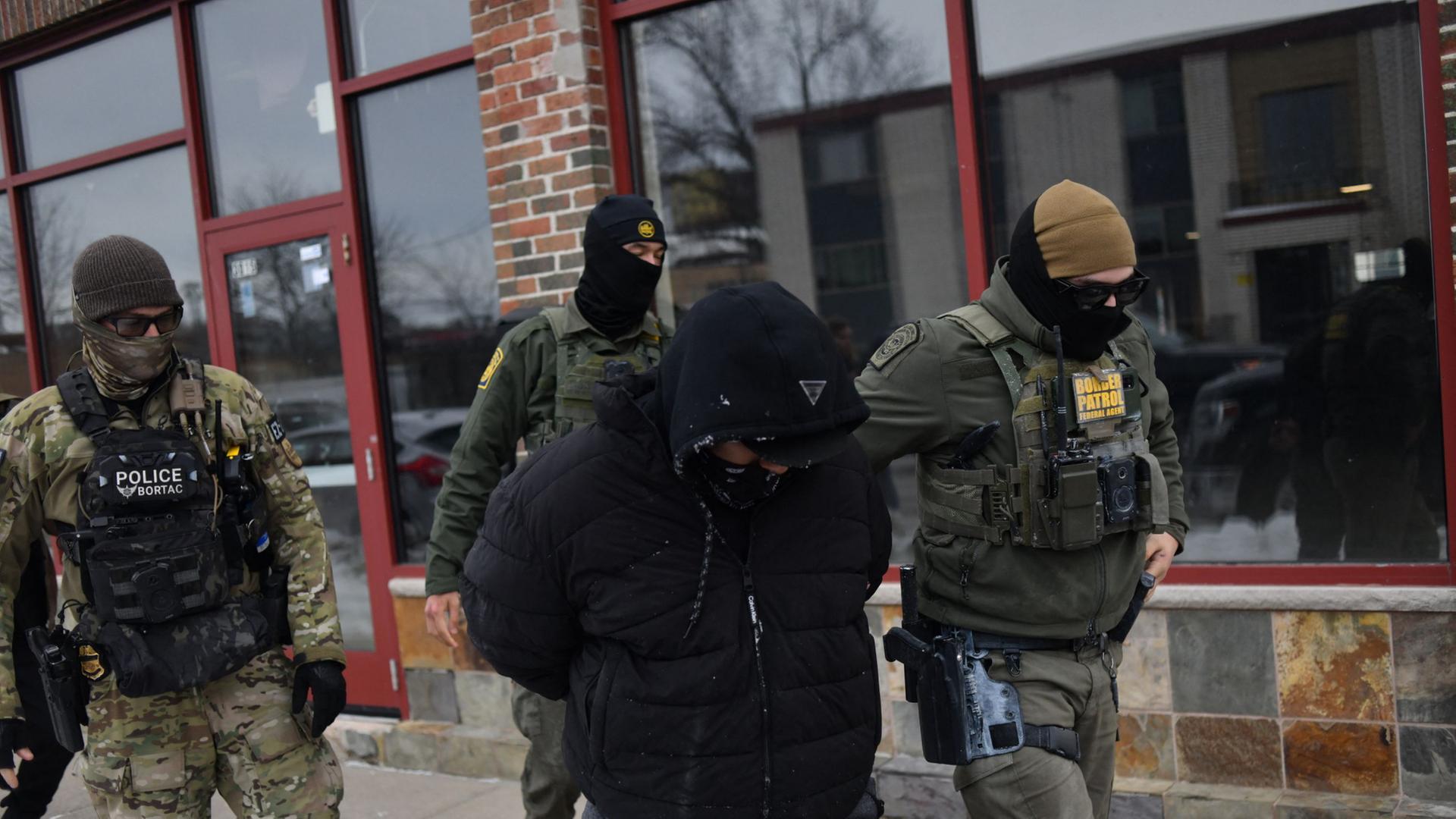 ICE-Beamte führen einen Mann ab. | AFP