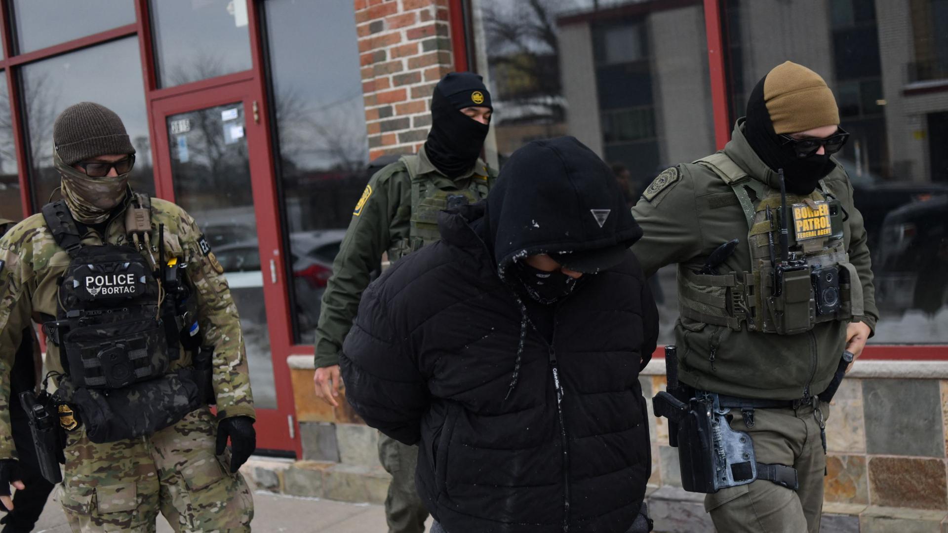 ICE-Beamte führen einen Mann ab. | AFP