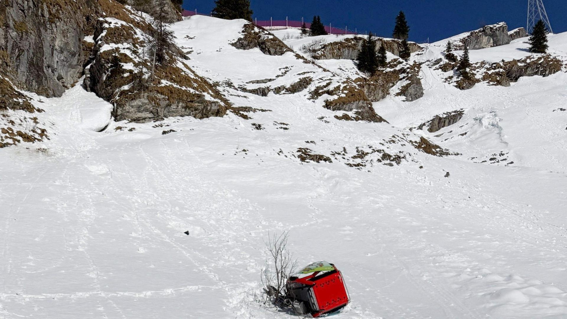 Eine Gondel, die im Skigebiet Titlis-Engelberg in Engelberg in der Zentralschweiz im Schnee liegt. | AFP PHOTO / HANDOUT / KANTONSPOLIZEI NIDWALDEN