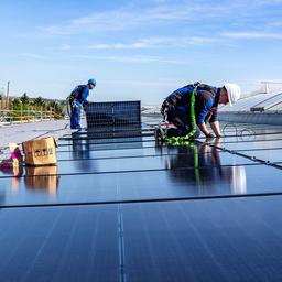 Montage einer Solaranlage auf einem Dach.