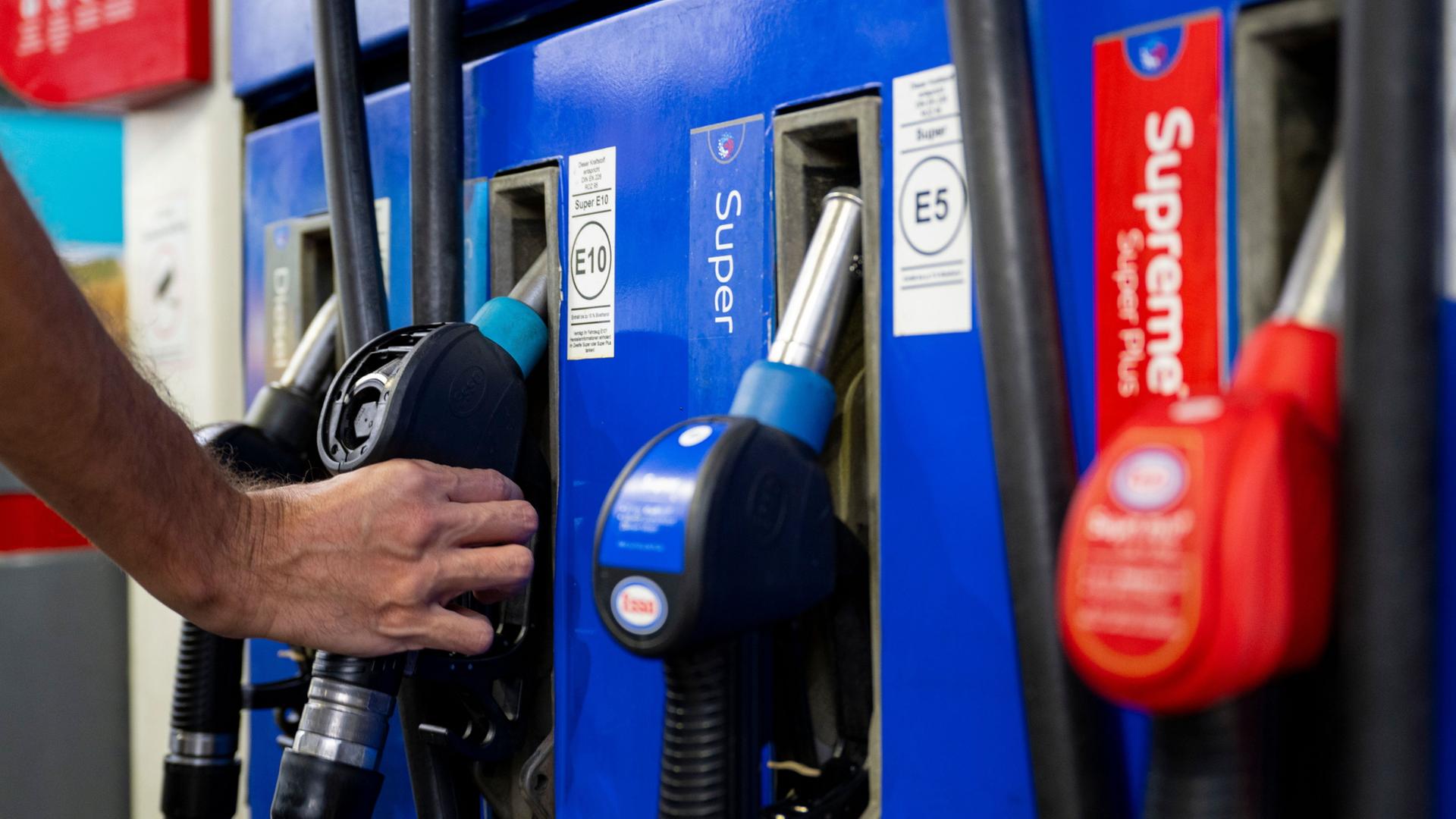Zapfsäulen an einer Tankstelle | Lennart Preiss/dpa