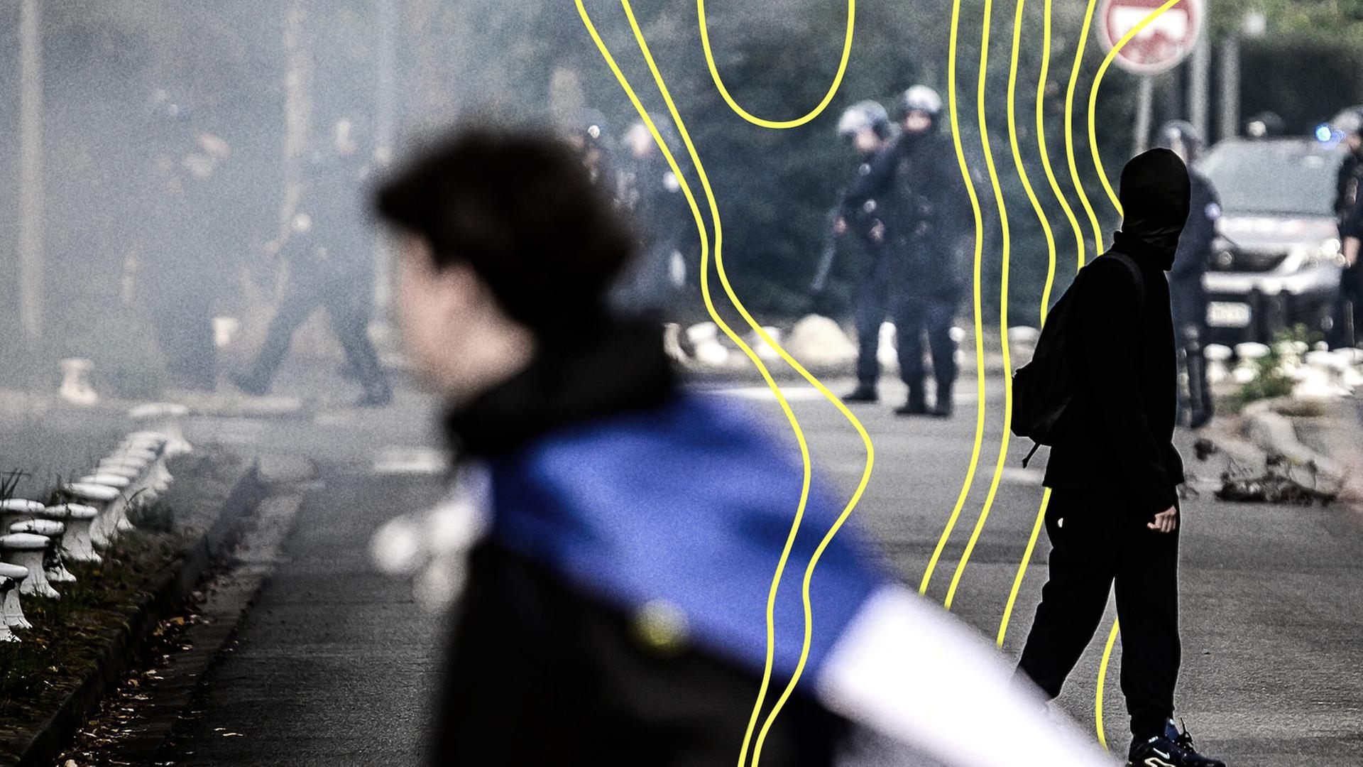 Junge Menschen stehen in einer raucherfÃ¼llten StraÃe und blicken auf die in der Ferne positionierte Polizei. | picture alliance / Hans Lucas, Quentin Top
