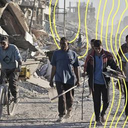 Vertriebene Palästinenser tragen ihre Habseligkeiten, während sie die stark beschädigte Al-Jalaa-Straße in Gaza-Stadt entlanggehen, nachdem Israel und die Hamas eine Pause in ihrem Krieg und die Freilassung der verbleibenden Geiseln vereinbart hatten.